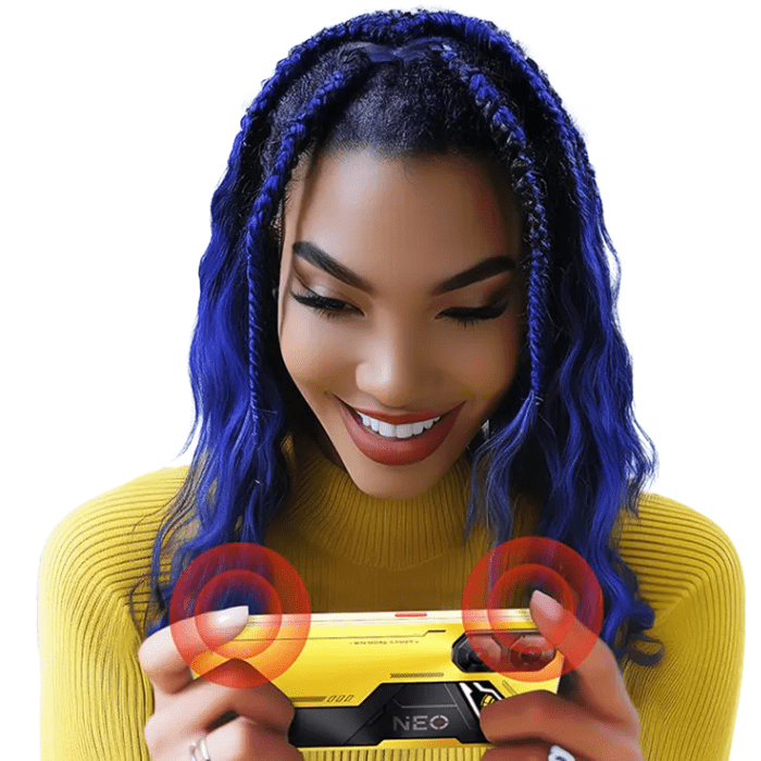 Mujer usando los gatillos táctiles duales del nubia Neo 3 5G.- Blog Hola Telcel