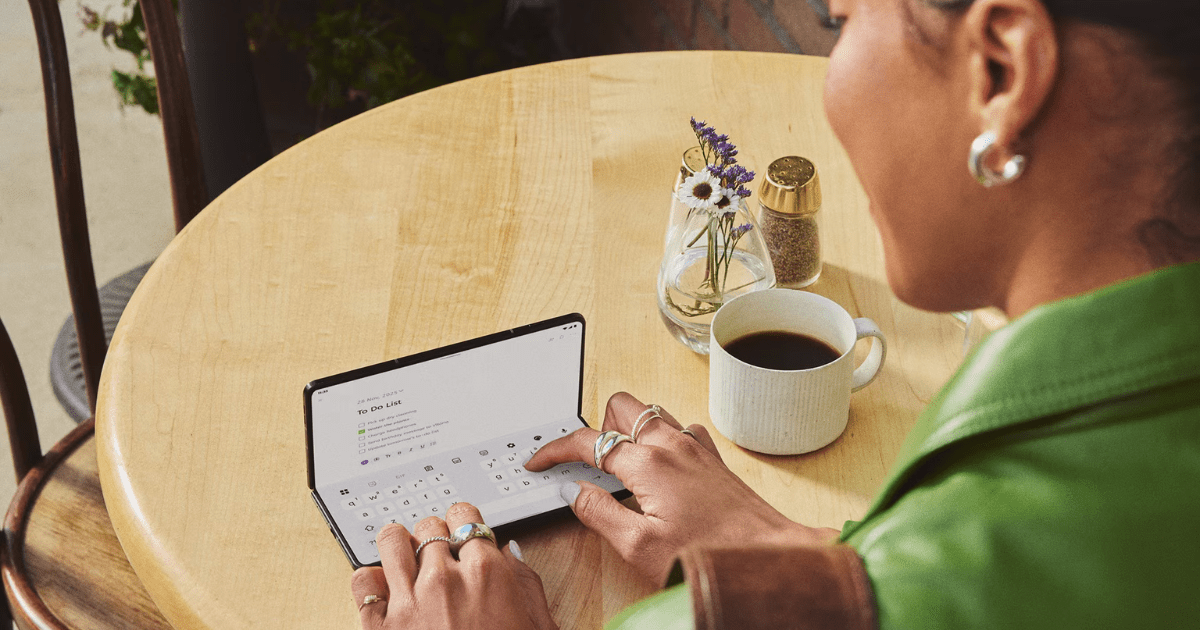 Motorola Razr Fold con pantalla desplegada.- Blog Hola Telcel