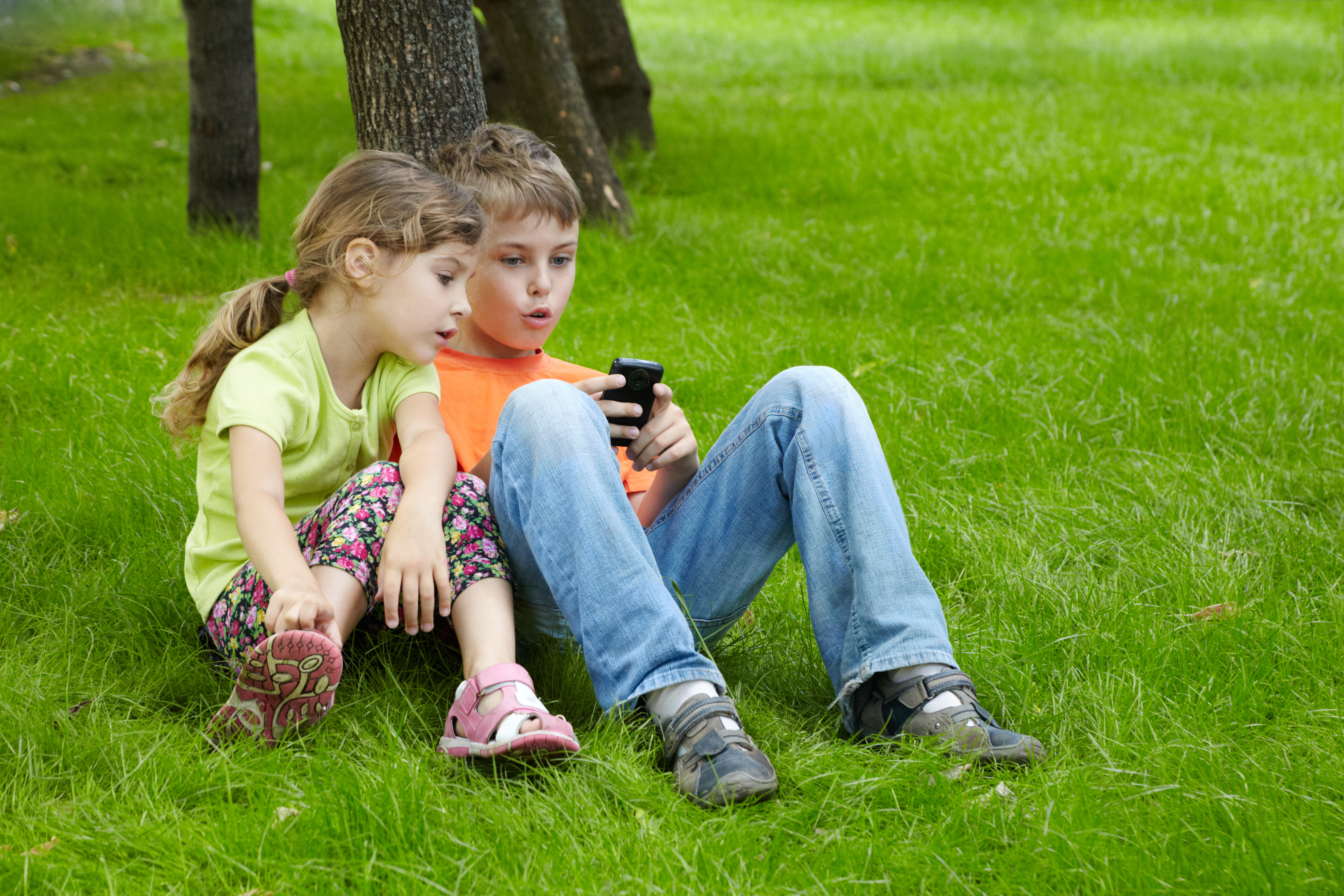 Мама и брат играть. Мальчик сидит на траве. Подросток сидит на траве. Подражание природе. Школьники сидят на траве.