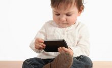 niño con celular