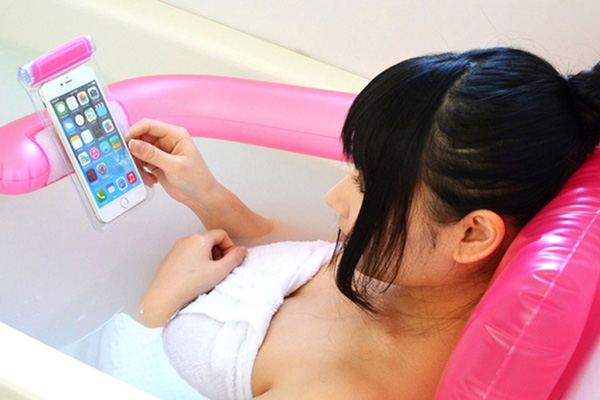 Los japoneses llevan el celular hasta el baño, por eso necesitan que sean resistentes. (Foto: experienciatecno.cienradios.com)