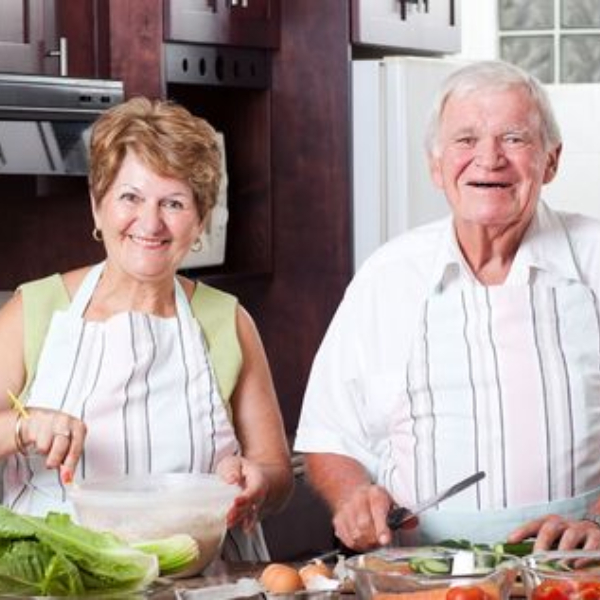 adultos mayores aprendiendo nutricion en el festival del adulto mayor