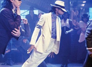 Michael Jackson desafiando las leyes de gravedad en Smooth Criminal.