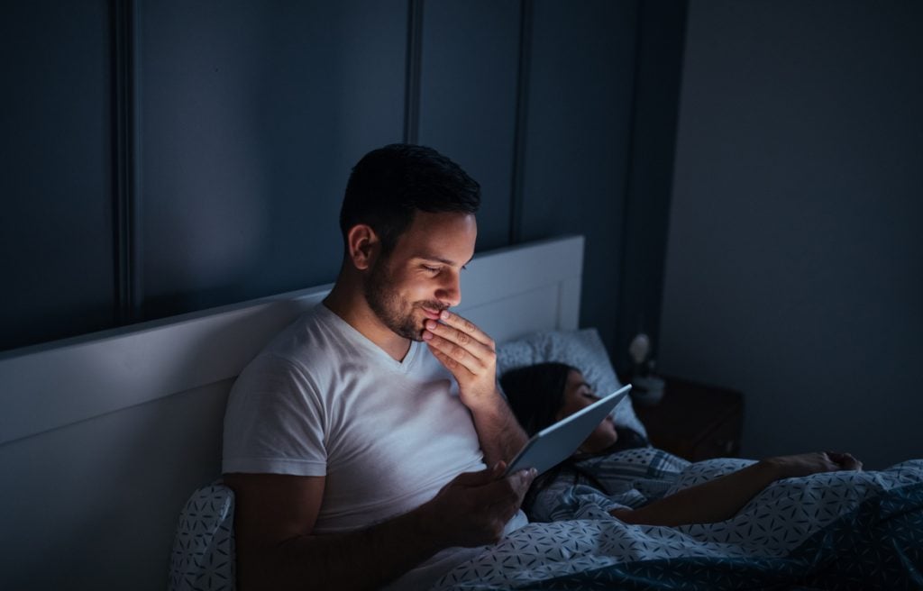 Por qué las mujeres necesitan dormir más tiempo que los hombres