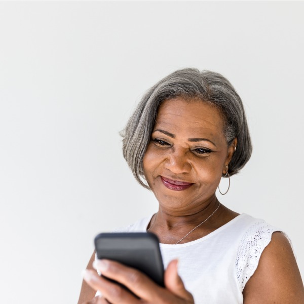 razones por las que un celular es el regalo ideal para tus abuelitos