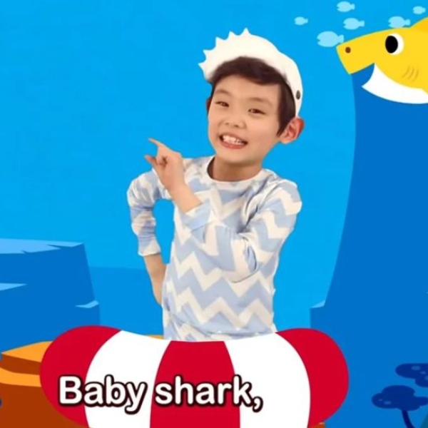 Niño del video de Baby Shark cantando 