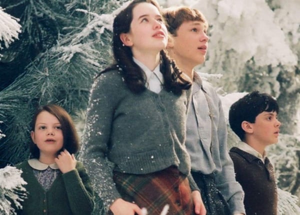 Hermanos Pevensie conociendo por primera vez Narnia 