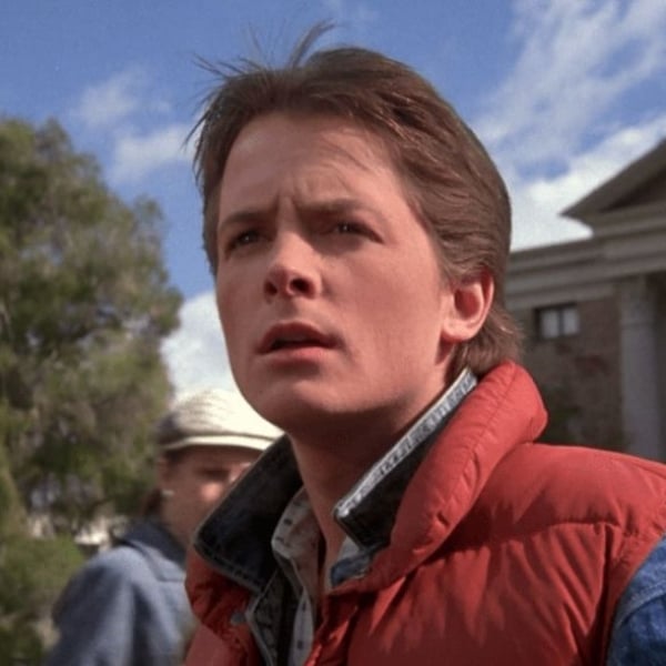 Michael J. Fox como Marty McFly en Volver al Futuro 