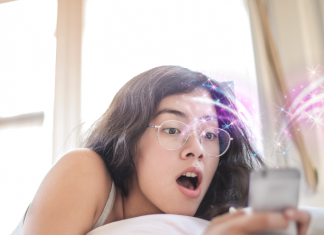 Chica con lentes sorprendida teléfono Modo efímero Messenger