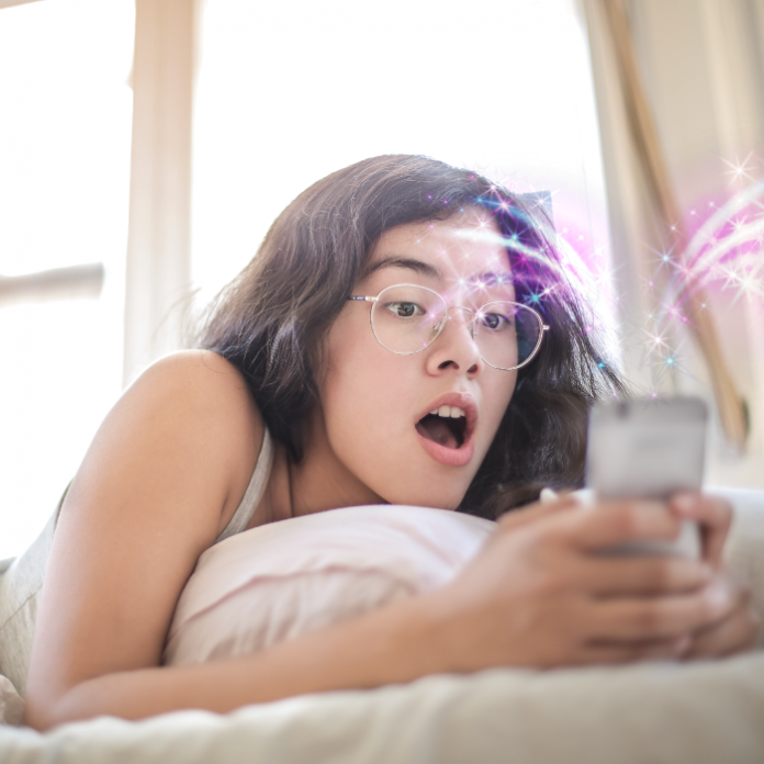 Chica con lentes sorprendida teléfono Modo efímero Messenger