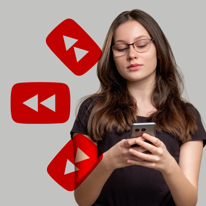 Mujer con teléfono logo YouTube Rewind 2020