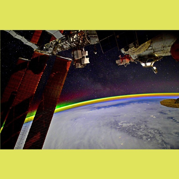 fotografía de un arcoíris en el espacio captado por un astronauta