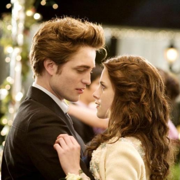 Edward y Bella graduación Crepúsculo 