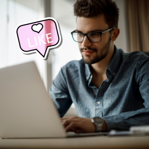 Hombre estudiante computadora like Facebook