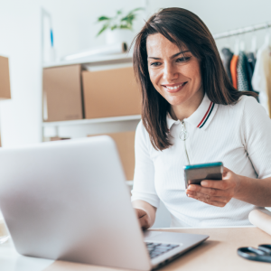 mujer usando whatsapp business