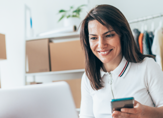 mujer usando whatsapp business