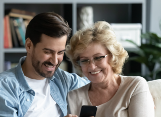 5 teléfonos buenos y bonitos para regalar a mamá