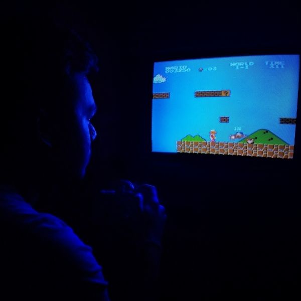 Hombre jugando Super Mario 64, el clásico juego de Nintendo.- Blog Hola Telcel 
