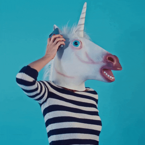 Mujer unicornio emocionada probando la nueva Sección Amarilla de WhatsApp.- Blog Hola Telcel