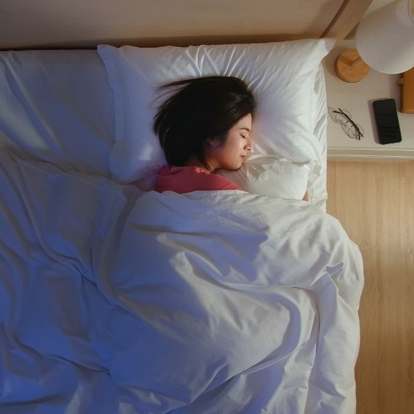 Despertar súbitamente al soñar que caes es un fenómeno común en las personas al dormir.- Blog Hola Telcel 