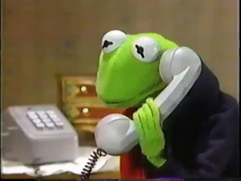 Kermit la rana hablando por teléfono después de la caída masiva de redes sociales.- Blog Hola Telcel 