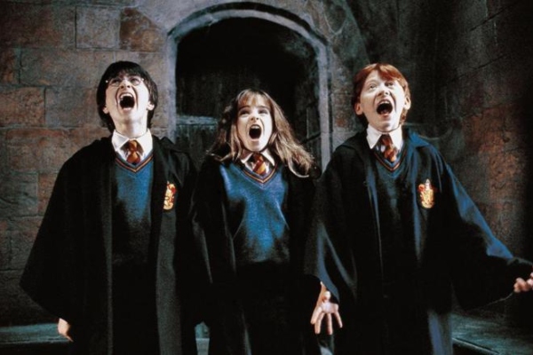 Harry Potter y la piedra filosofal escena perro de tres cabezas con Ron, Harry y Hermione.- Blog Hola Telcel 