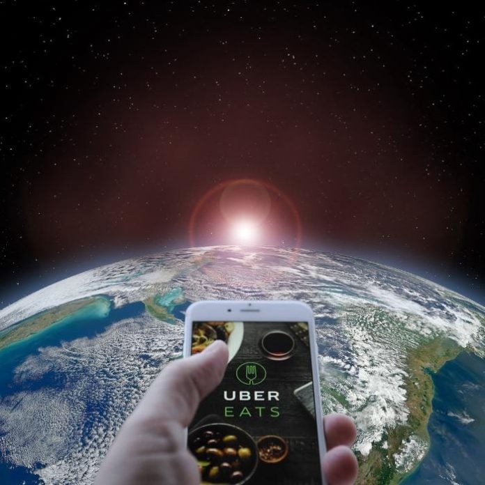 Uber Eats realiza la primera entrega de comida en el espacio