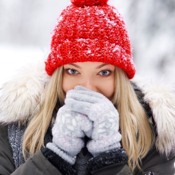 Mujer abrigada en invierno, manera correcta de mantener caliente el cuerpo durante el frío.- Blog Hola Telcel 
