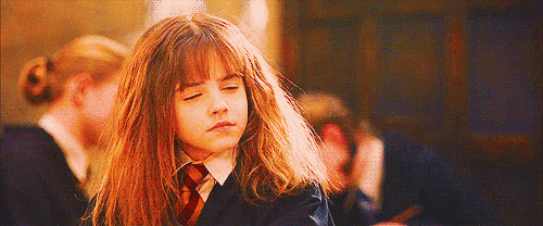 Hermione en Harry Potter y la piedra filosofal sorprendida por el valor de los primeros libros de la saga.- Blog Hola Telcel 