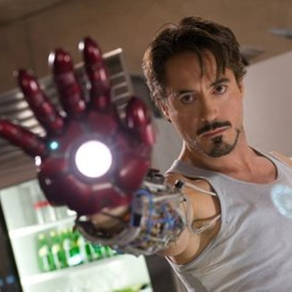 Robert Downey Jr. en su debut como Tony Stark en Iron Man, la primera película de Marvel.- Blog Hola Telcel 