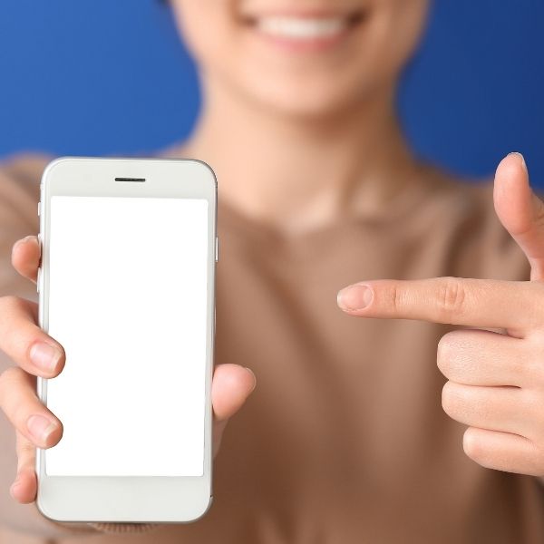 Mujer con teléfono, comprobando si es compatible con las próximas actualizaciones de WhatsApp en 2022.- Blog Hola Telcel