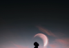Hombre mirando a la Luna- Blog Hola telcel
