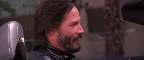 Keanu Reeves guiñando el ojo, contento por compartir su lista de películas favoritas.- Blog Hola Telcel 