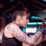 mujer-tatuajes-tatuadora