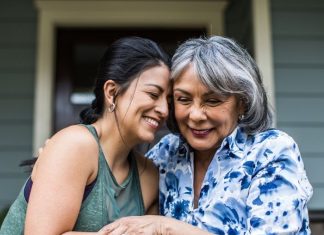Mamá mayor e hija dándose un abrazo en el Día de las Madres - Blog HolaTelcel