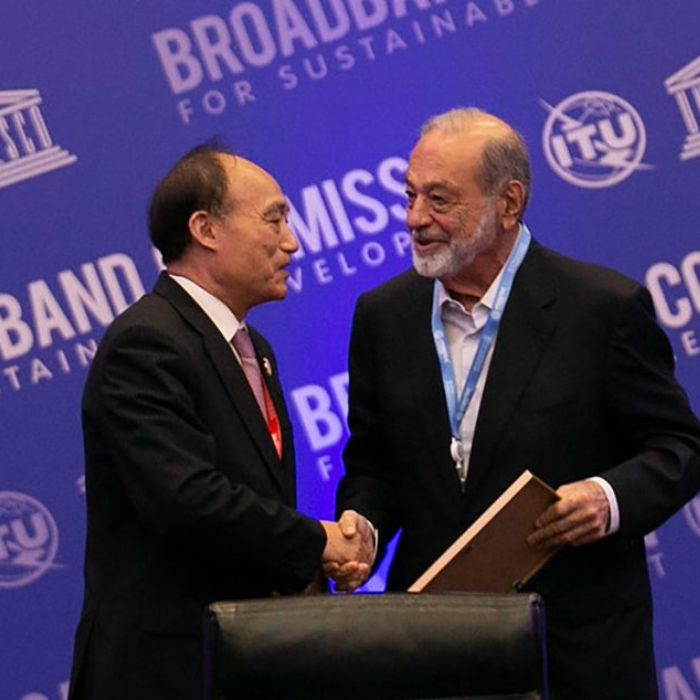 El Ing. Carlos Slim es reconocido por su contribución al bajar la brecha de contagio de COVID-19 en México y América Latina.