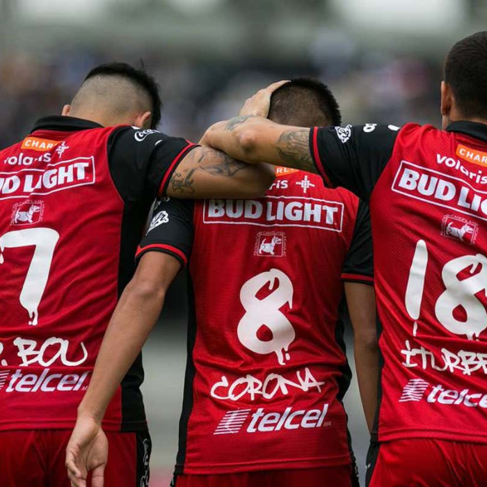 jugadores de los Xolos de tijuana vistiendo equipaciones con el patrocinio de Telcel.- Blog Hola Telcel