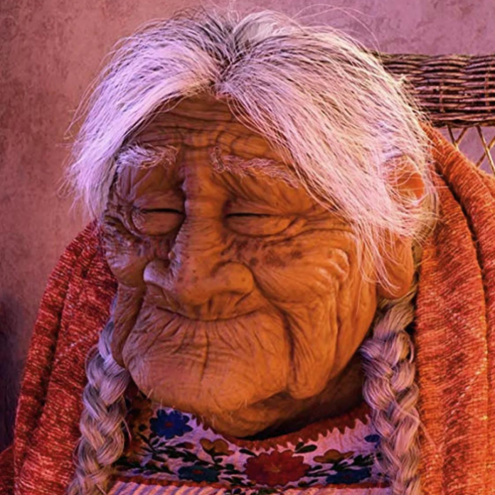 Mamá Coco es una abuelita que vive en Michoacán y le gusta hablar con extraños de todo el mundo.- Blog Hola Telcel