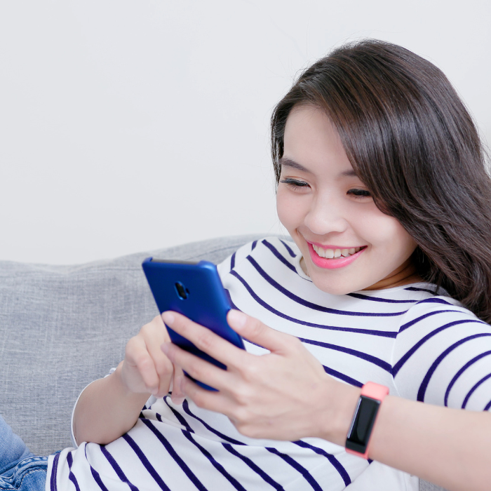 Mujer con internet en tu casa conectada disfrutando de la red con la mayor cobertura y velocidad de telcel