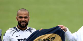 Dani Alves con la playera de los Pumas mostrando a Telcel patrocinador oficial de su nuevo equipo.- Blog Hola Telcel