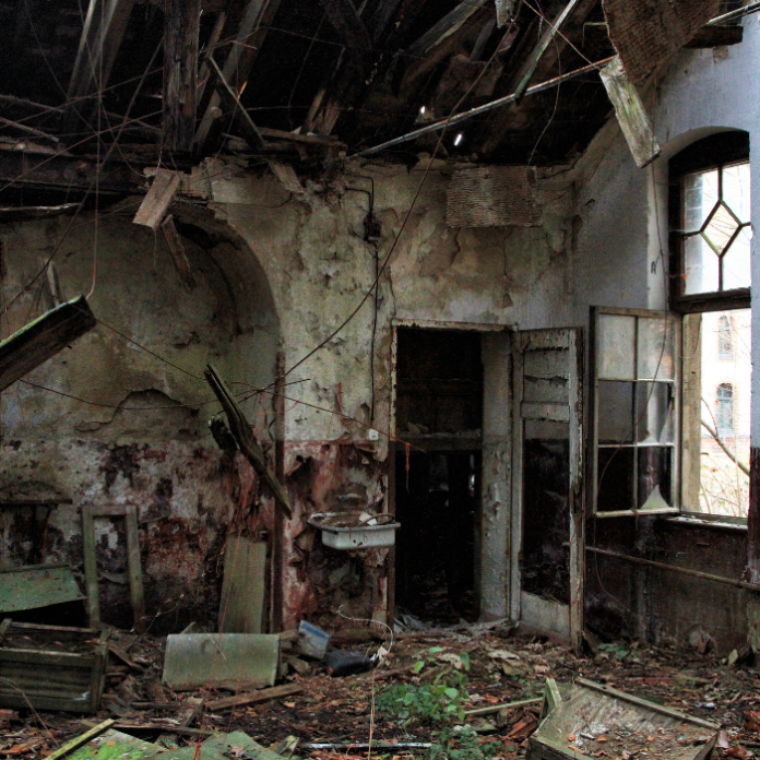 Los edificios abandonados son muchas veces los protagonistas de las mejores historias de terror, como en Maleficio la nueva película de Netflix.- Blog Hola Telcel
