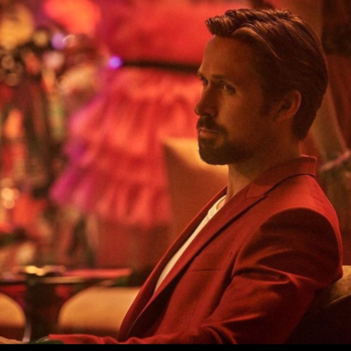 Ryan Gosling sentado para esperar a que las personas vean su nueva película The gray man en Netflix.- Blog Hola Telcel