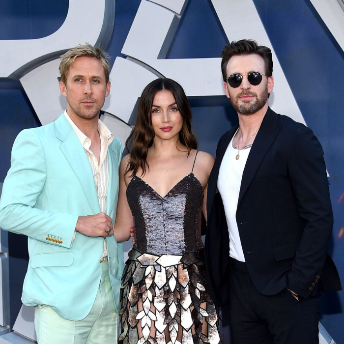 Ryan Gosling sentado para esperar a que las personas vean su nueva película The gray man en Netflix.- Blog Hola Telcel