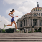 mujer corriendo el Maratón CDMX 2022 de Telcel