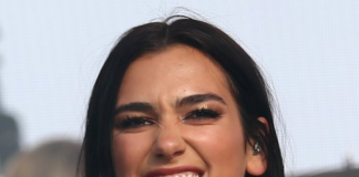 Dua Lipa sonriendo en concierto antes de su cumpleaños.- Blog Hola Telcel