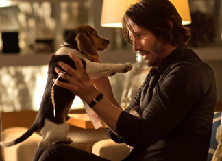 Keanu Reeves sosteniendo a su perro Daisy quien hace el dolor de la pérdida de su esposa más llevadero.- Blog Hola Telcel