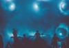 Oasis tocando en un concierto en Inglaterra la canción de Wonderwall.- Blog Hola Telcel