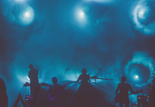 Oasis tocando en un concierto en Inglaterra la canción de Wonderwall.- Blog Hola Telcel