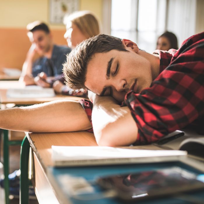 Durante el primer día de clases nunca falta el que se queda dormido por no haber descansado una noche antes - Blog Hola Telcel