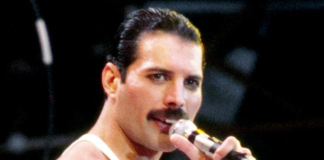 Freddie mirando al escenario en un concierto como si supiera algo.- Blog Hola Telcel